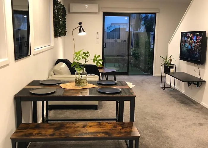 Near Stadium And Railway Station 3 Beds 1 Bath Townhouse With Car Park Onsite