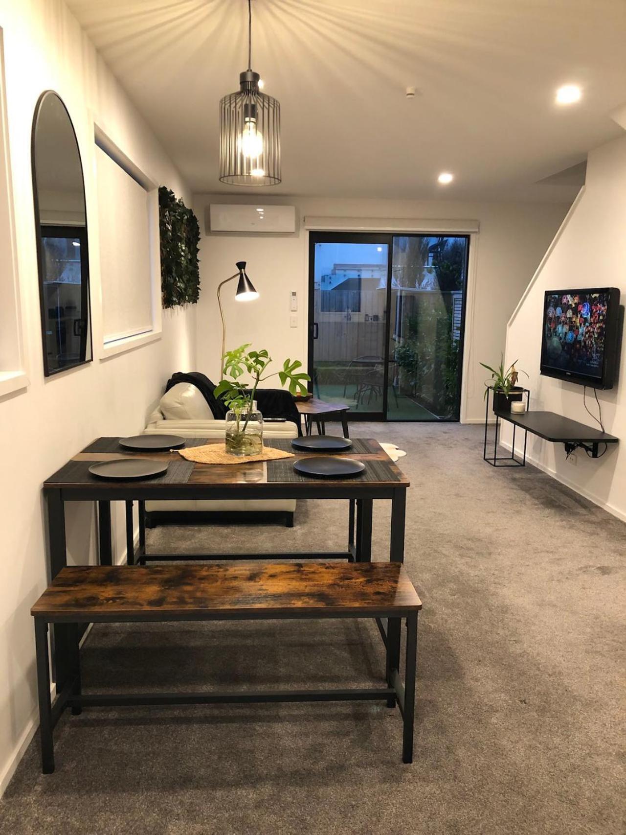 Apartment Near Stadium And Railway Station 3 Beds 1 Bath Townhouse With Car Park Onsite *