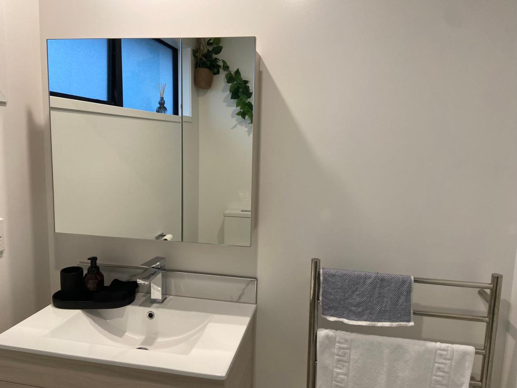 Apartment Near Stadium And Railway Station 3 Beds 1 Bath Townhouse With Car Park Onsite Christchurch