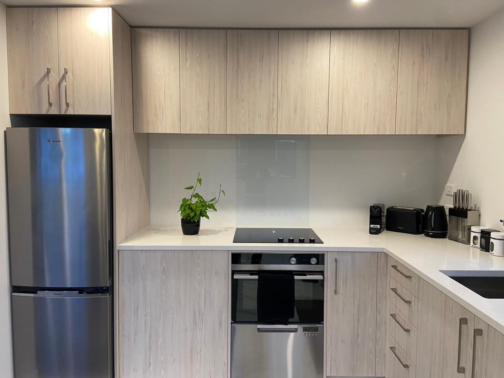 Near Stadium And Railway Station 3 Beds 1 Bath Townhouse With Car Park Onsite Christchurch