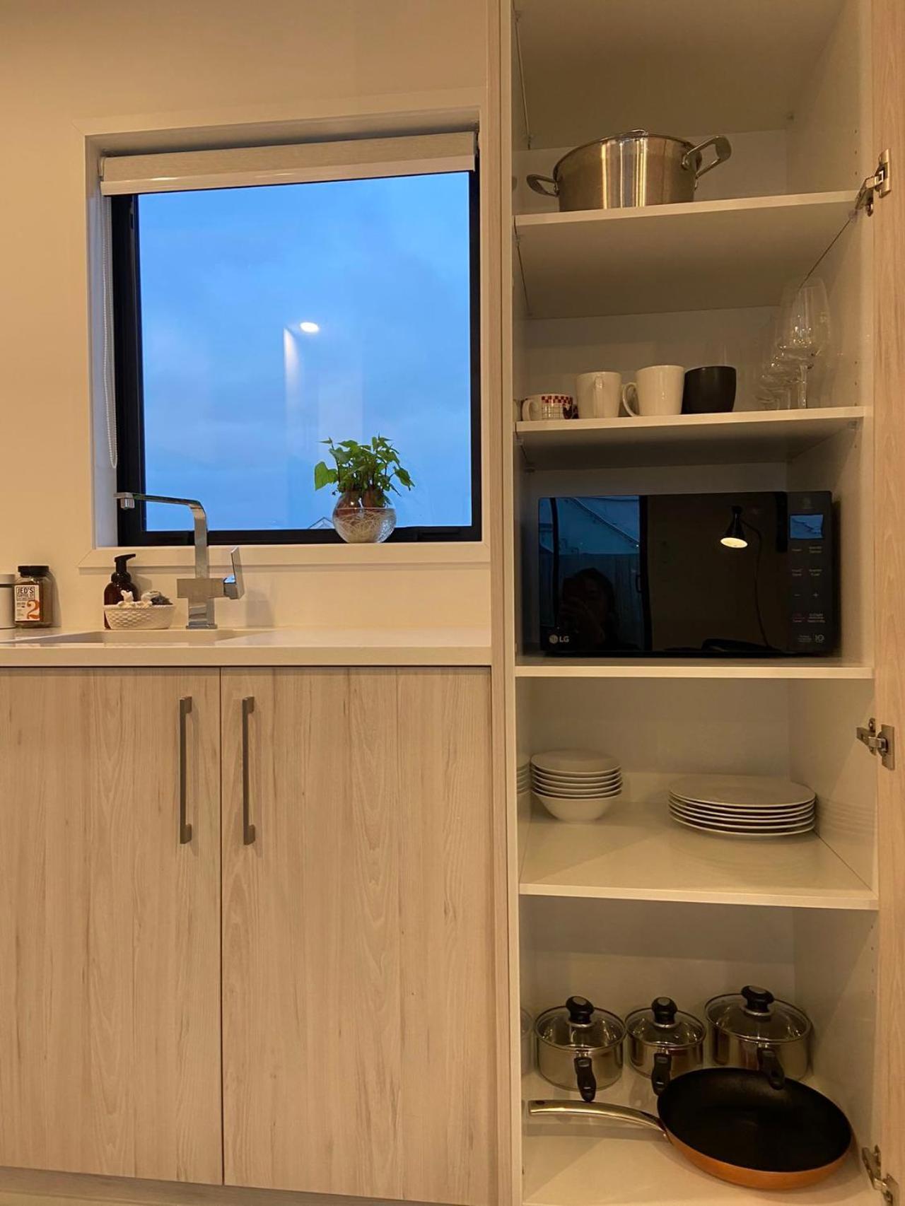 Near Stadium And Railway Station 3 Beds 1 Bath Townhouse With Car Park Onsite *