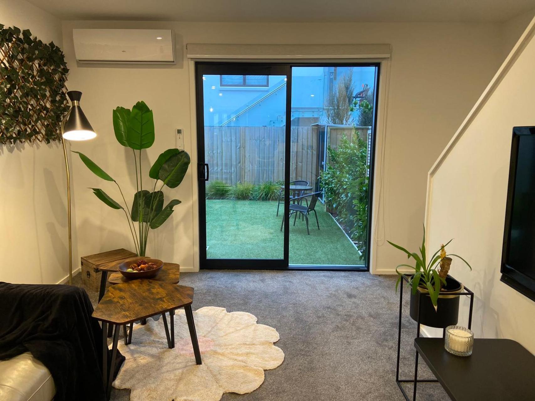 Apartment Near Stadium And Railway Station 3 Beds 1 Bath Townhouse With Car Park Onsite *