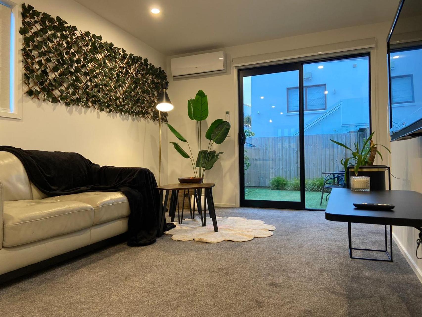 Near Stadium And Railway Station 3 Beds 1 Bath Townhouse With Car Park Onsite Apartment Christchurch
